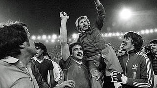 "Mister Eintracht": Grabowski, auf Händen getragen, nach dem UEFA-Cup-Sieg 1980 © imago