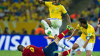 Stammspieler im brasilianischen Mittelfeld: Gustavo (M.) setzt sich gegen Torres durch © imago