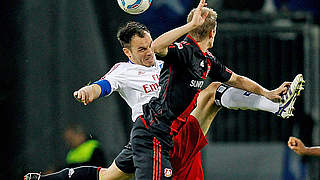 Luftduell: Lars Bender (r.) und Hamburgs Heiko Westermann (l.) © Bongarts/GettyImages