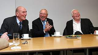 Horst Eckel, Uwe Seeler und Helmut Haller stellen den Jahresbericht der Sepp Herberger-Stiftung vor. © DFB
