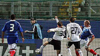 Grundlage für den EM-Titel 2009: Höwedes (M.) trifft in den Play-offs gegen Frankreich © imago