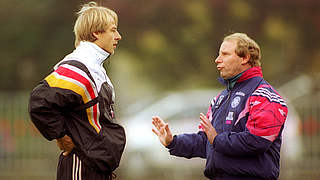 1998 noch in anderen Rollen: Bundestrainer Vogts (r.) und Nationalspieler Klinsmann © imago
