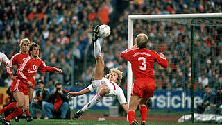 Bayern schaut nur zu - Klinsmann (M.) trifft © imago