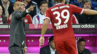 Ständig in Bewegung: Kroos und der neue Trainer Guardiola (l.) © imago