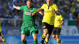 Duell mit einem Nationalspieler: Kapitän Kühne (l.) gegen BVB-Star Großkreutz © Imago