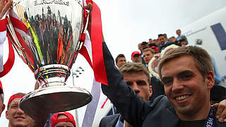 Triple-Sieger: Bayerns Kapitän Philipp Lahm nach dem zweiten Titelgewinn © Bongarts/GettyImages