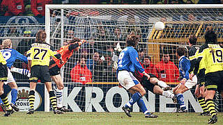 Das erste Torwart-Feldtor: Schalkes Jens Lehmann (3.v.l.) trifft 1998 gegen den BVB  © 