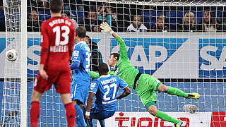 Die strittige Szene: Stefan Kießling köpft durch ein Loch im Netz ins Tor © Bongarts/GettyImages