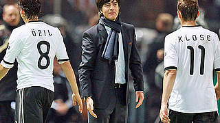 Gelebte Integration: Bundestrainer Joachim Löw mit Özil (l.) und Klose © Bongarts/GettyImages