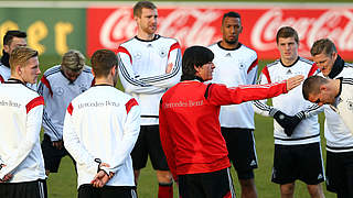Gibt die Marschroute vor: (M.) Bundestrainer Löw stellt das Team auf das Chile-Spiel ein © Bongarts/GettyImages