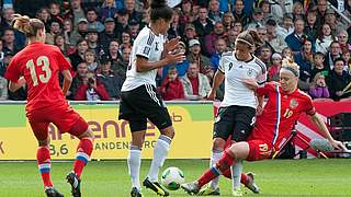 Lena Lotzens (2.v.r.) bislang letzter Einsatz im DFB-Dress: das 9:0 gegen Russland 2013 © imago