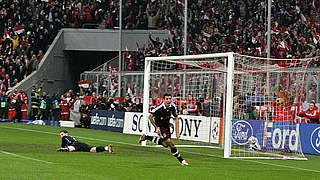 Der schnellste Treffer in der Geschichte der Champions League: Roy Makaay (r.) 2007 © imago