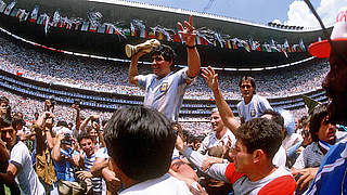Auf Händen getragen: Argentiniens Star Diego Maradona mit dem WM-Pokal 1986 © imago