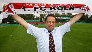 Köln kann kommen: ZFC-Präsident Wolf mit dem Schal zum Pokalspiel © Bongarts/GettyImages