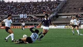 Turin, 17. Juni 1980: Müller (l.) scheitert, es bleibt beim 0:0 - am Ende steht der EM-Titel © Bongarts/GettyImages