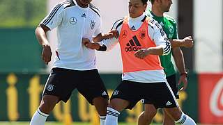Ungewohntes Bild: Özil (r.) und Khedira als Gegner im Training © Bongarts/GettyImages