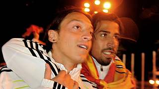 Özil und Khedira: Die Feiern dauern noch an © Bongarts/GettyImages