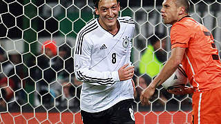 Jubelnder Torschütze: Nach seinem Treffer gegen die Niederlande dreht Mesut Özil lächelnd ab.  © Bongarts/GettyImages
