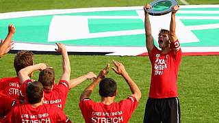 "Ein tolles Gefühl" für Tim Albutat (r.) mit dem Pokal in der Hand © Bongarts/GettyImages