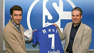 Giving something back to the Bundesliga: world star Raúl (left) © DFB-Museum