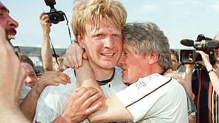 Der Trainer und Borussias Schlüsselspieler: Friedel Rausch umarmt Stefan Effenberg (l.) © imago