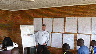 Koordinator vor Ort in Ruanda: Andreas Spier lernt die Teilnehmer an © DFB