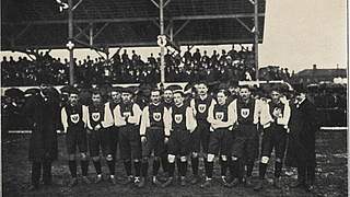 Premieren-Elf: Am 5. April 1908 fand in Basel die sportliche Premiere der deutschen Fußball-Nationalmannschaft statt. Gegen die Schweiz unterlagen die Spieler um Kapitän Arthur Hiller 3:5. © DFB