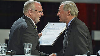 Dr. Max Stadler (r.) überreicht Eddy Münch die Auszeichnung © BfDT