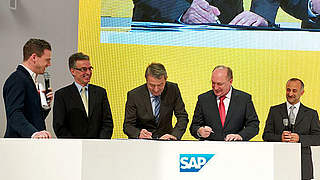 Die Unterschriften: Niersbach (M.) und Oswald (2.v.r.) besiegeln die Partnerschaft © SAP