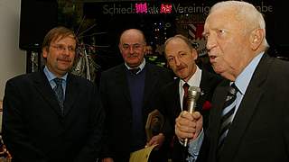 Hans Ebersberger (r.) bei der Ehrung © Heinz Wraneschitz