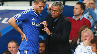 Stürmen mit Chelsea an die Tabellenspitze: André Schürrle (l.) und José Mourinho © Bongarts/GettyImages