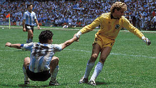 Großes Duell im WM-Finale: Schumacher (r.) '86 gegen Argentiniens Superstar Maradona © imago