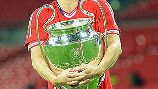 Endlich meins: Schweinsteiger mit Champions-League-Pokal © imago