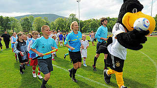 Einlaufen mit Bibiana Steinhaus: Die Finalisten des DFB-Schul-Cups © Bongarts/GettyImages