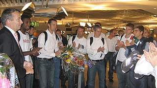 DFB-Direktor Wolfgang Niersbach (l.) empfing die U 17-Junioren am Flughafen Frankfurt © DFB