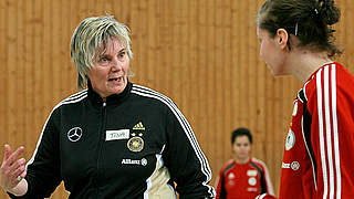 Guter Rat: Trainerin Tina Theune (l.) © DFB