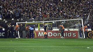 Ein umgekipptes Tor sorgt für 76 Minuten Verspätung im Champions League Halbfinale 1998 © Bongarts/GettyImages