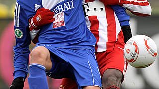 Großes Duell: Tunjic (vorne) gegen Profi Edson Braafheid © Bongarts/GettyImages