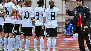 Halbzeitbesprechung mit Trainerin Anouschka Bernhard © Bongarts/GettyImages