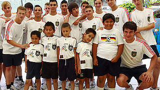 Hatten eine Menge Spaß: Die Kinder aus Mexiko und die U 17-Junioren © Bongarts/GettyImages