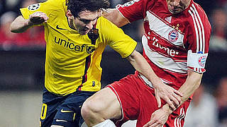 "Bayern wird jedes Jahr besser": Van Bommel, 2009 gegen Messi © imago