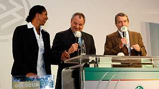 Steffi Jones (l.) bei der Verlosung © Bongarts/GettyImages 