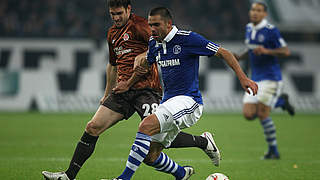 Zurück im Spiel: Moritz Volz (l.) bei seinem Debüt gegen Schalkes Edu © Bongarts/GettyImages