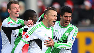 Siebtes Spiel ohne Niederlage: Olic (M.) und Arnold (l.) führen den VfL zum Sieg © Bongarts/GettyImages