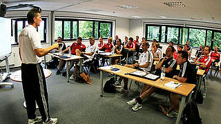 Stars auf der Schulbank: Wormuth (l.) mit Effenberg, Scholl und den anderen © DFB