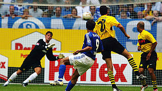Einer von zwei Streichen: Hamit Altintop trifft 2003 für Schalke 04 gegen die Borussia © Bongarts/GettyImages