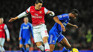 Duell ohne Gewinner: Mesut Özil misst sich mit Chelseas Obi Mikel © Bongarts/GettyImages