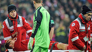 Unter ärztlicher Versorgung: Münchens Innenverteidiger Holger Badstuber (liegend) © Bongarts/GettyImages