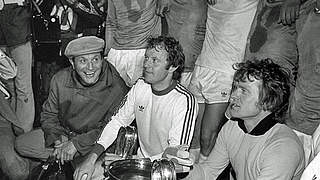 Am Ziel: Die Bayern-Spieler mit dem Landesmeister-Pokal 1976 © SID/AFP