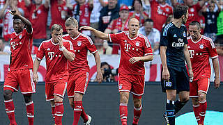Nach dem 3:0 für den FC Bayern: National- spieler Toni Kroos (3.v.l.) wird gefeiert © Bongarts/GettyImages